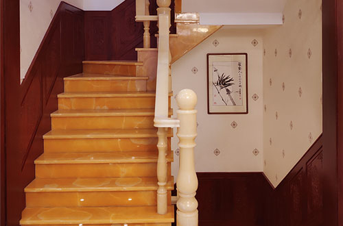 砚山中式别墅室内汉白玉石楼梯的定制安装装饰效果